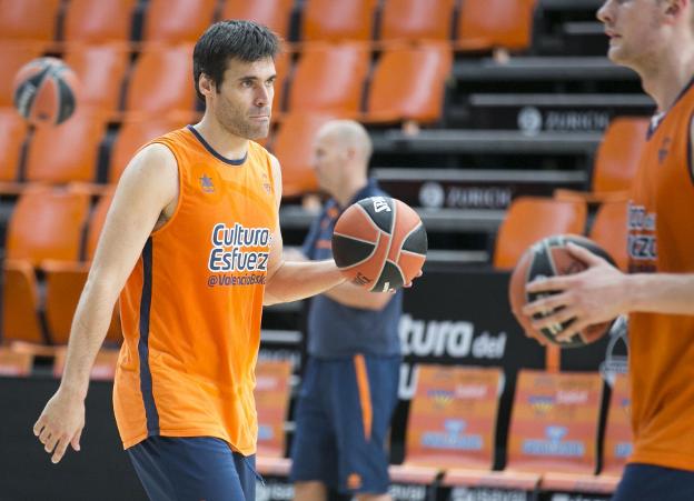 San Emeterio, durante la sesión de ayer en la Fonteta. / damián torres