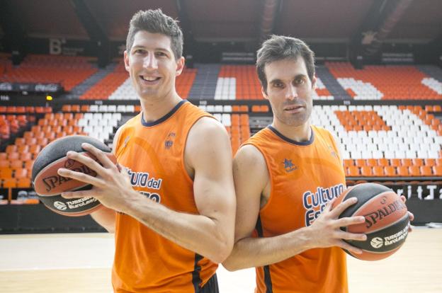 Rudez y San Emeterio, antes de la última sesión de entrenamiento en la Fonteta. / damián torres