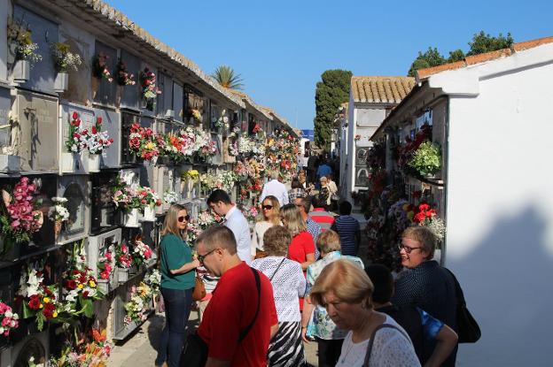 Numerosas personas se acercaron al cementerio de Dénia para recordar a sus seres queridos. / R. González