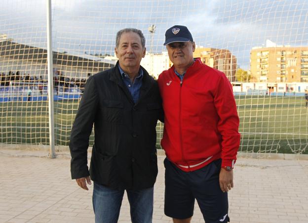 Javier Subirats y Fernando Gómez, ayer, en el Beltrán Báguena de Buñol. / manuel molines