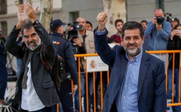 Cuixart (i) y Sànchez, en la Audiencia Nacional./Reuters