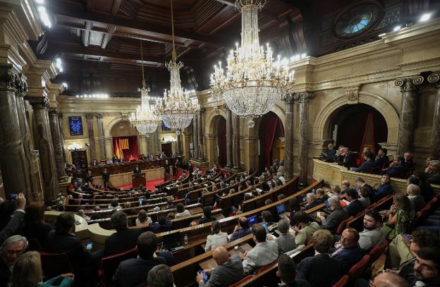 Sesión en el Parlament durante la comparecencia de Carles Puigdemont el 10 de octubre. Puigdemont, acompañado por cinco de sus exconsellers (alguno como Joaquim Forn está en prisión), en una rueda de prensa en Bruselas 31 de octubre. / A. EGEA / REUTERS EFE
