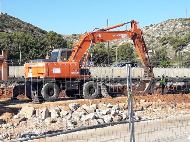 Unos operarios trabajando ayer por la mañana en las obras del polígono Alcodar de Gandia. / r. escrihuela