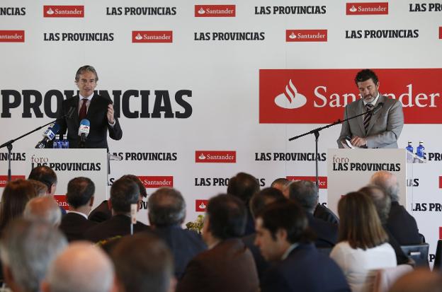 El ministro de Fomento, Íñigo de la Serna, y el director de LAS PROVINCIAS, Julián Quirós, ayer, en el coloquio. / jesús signes
