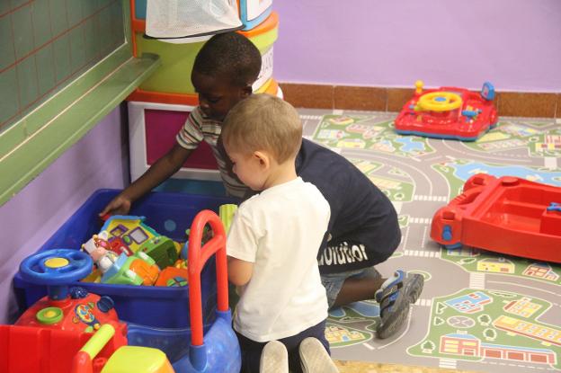 Dos alumnos de Educación Infantil juegan en clase. / lp
