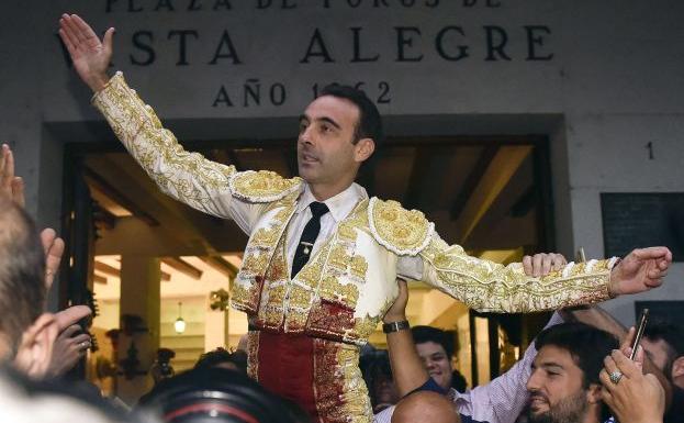 Enrique Ponce saliendo por la puerta grande de Bilbao este pasado més de agosto./EFE