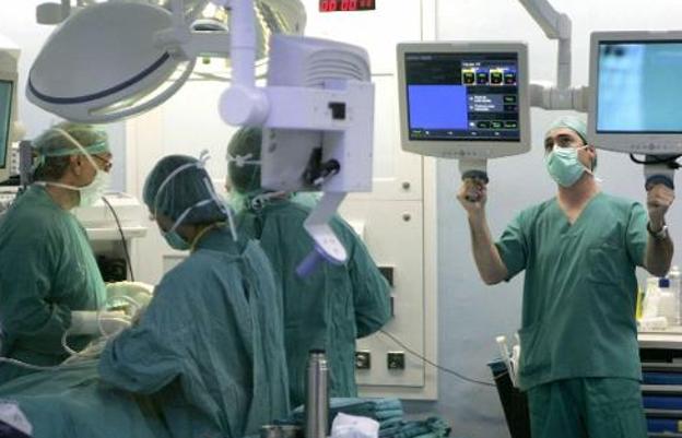 Componentes de un equipo médico, en un quirófano. / lp
