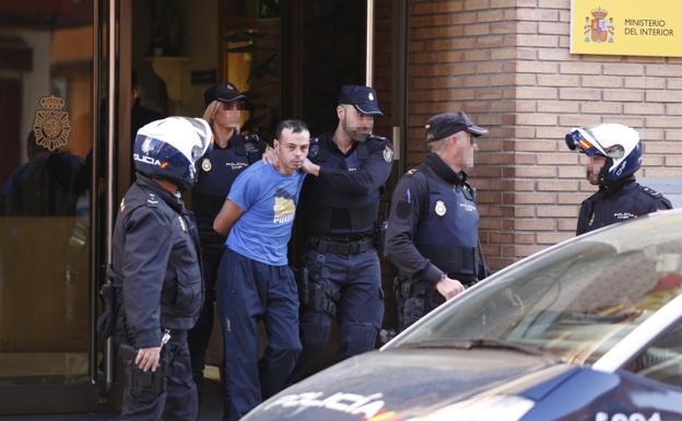 El homicida es trasladado por agentes de la Policía Nacional/Jesús Signes