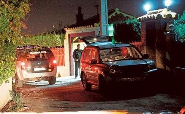Guardias civiles, a la entrada de la vivienda en la que fue encontrado el cadáver de en Llíria./Toni Blasco