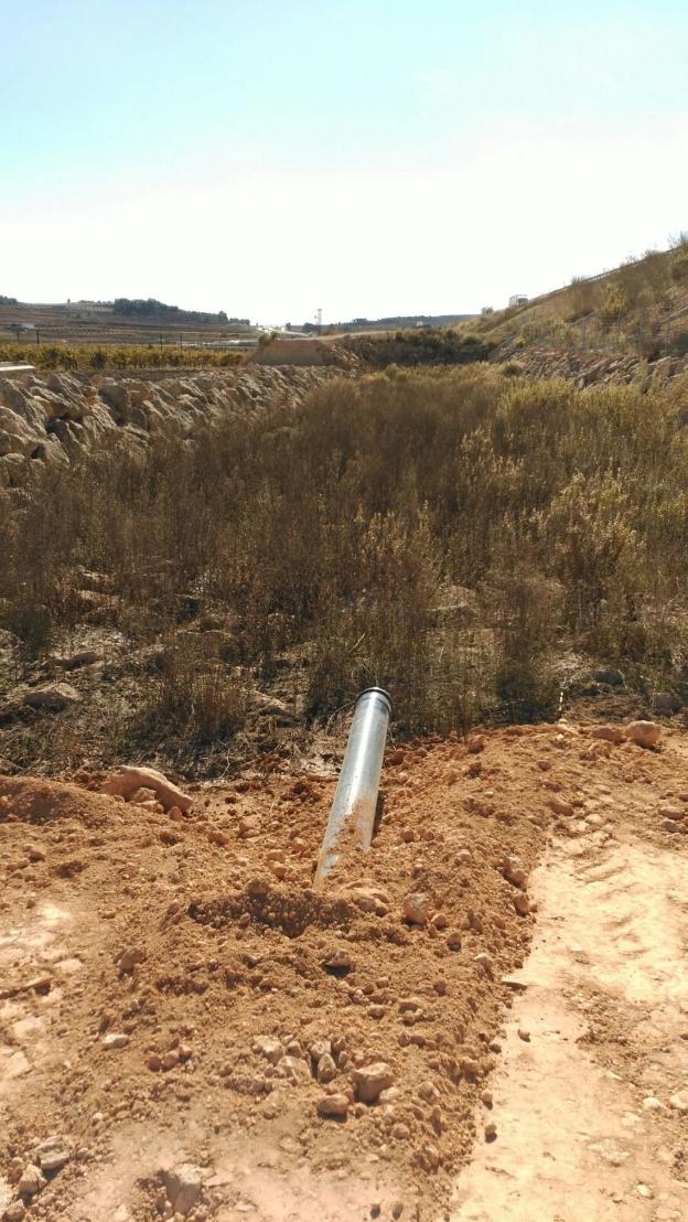 La actuación llevada a cabo, la instalación de una tubería que canaliza las aguas hasta los terrenos privados. / lp
