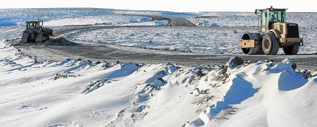 Las máquinas extienden la capa de grava en la carretera Inuvik-Tuktoyaktuk, la más septentrional de Canadá. / r. c.