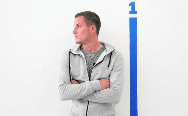 Ian, en la pared del trinquet de Pelayo. /Damián Torres