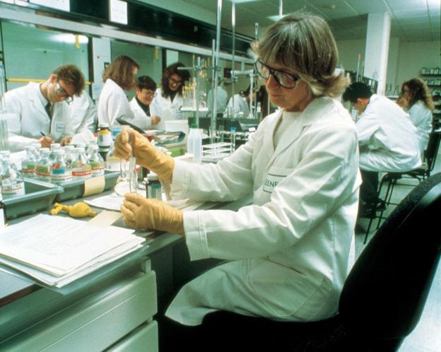 Laboratorio de una compañía del sector químico. / LP