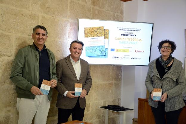 Los presidentes de Xàbia Histórica y el Port presentando la guía. / LP