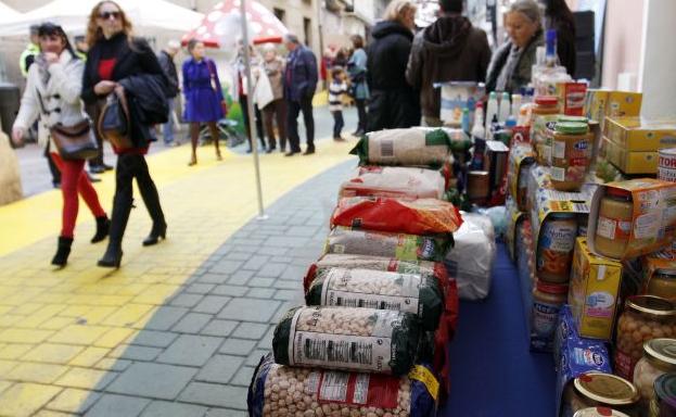 Entrega solidaria de alimentos/J. P. Reina