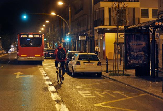 Autobús nocturno de la EMT, antes de la prohibición de estacionamiento en el carril bus por las noches. / jesús signes