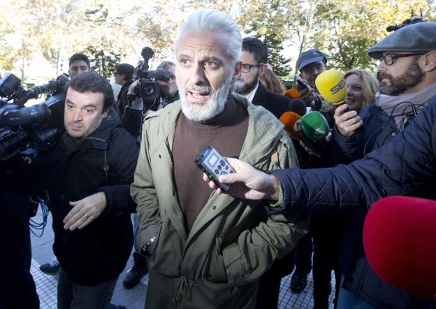 Marcos Benavent en una de sus frecuentes visitas a la Ciudad de la Justicia. / damián torres