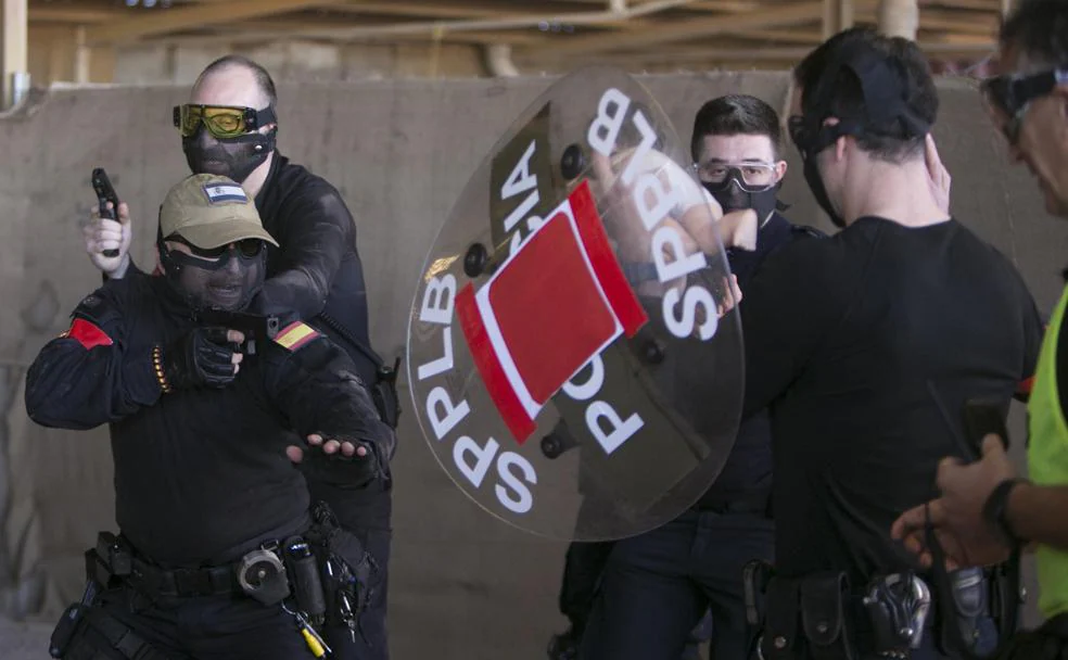 Un grupo de policías, durante el simulacro de un atentado en un centro comercial. /Damián Torres