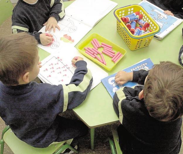 Unos niños en un aula. / vicente vicens