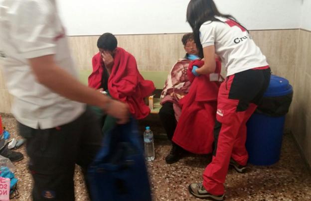 Personal de Cruz Roja atiende en Torrevieja a dos menores llegados en una patera el pasado verano. /LP