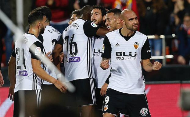 Los jugadores del Valencia CF celebran el gol de Parejo frente al Celta./Jesús Signes