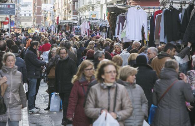 Visitantes del mercado semanal del Cabanyal. / damián torres