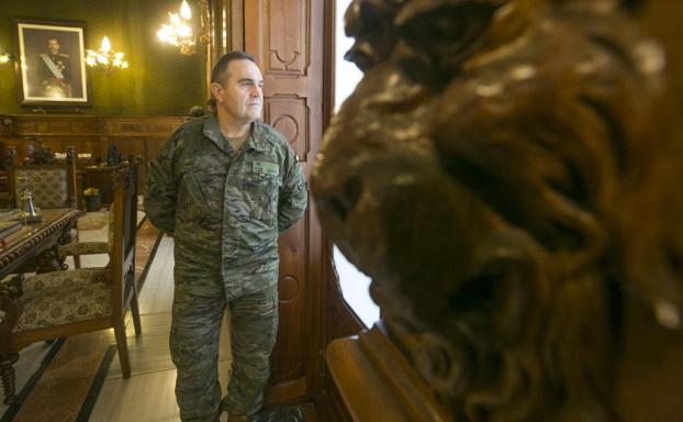 El teniente general Gan mira por una ventana de su despacho, en el histórico Convento de Santo Domingo de Valencia, sede del Cuartel General Terrestre de Alta Disponibilidad./ Damián Torres