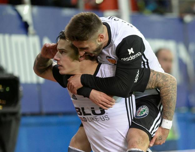 Nacho Gil abraza a Santi Mina tras el gol del gallego que empataba el partido. / afp