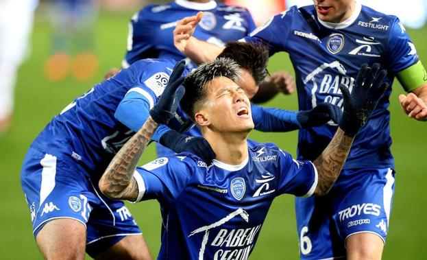 Suk Huyn-jun, en el momento del gol que sería anulado./EFE