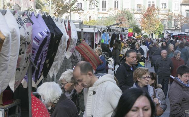 Decenas de personas visitan el mercado del Cabanyal, esta semana./D. Torres