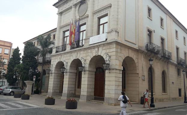 Acceso principal al ayuntamiento de Gandia, en la plaza Major./LP