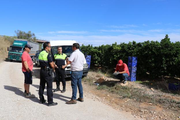 Los agentes de la patrulla rural en una actuación. / lp