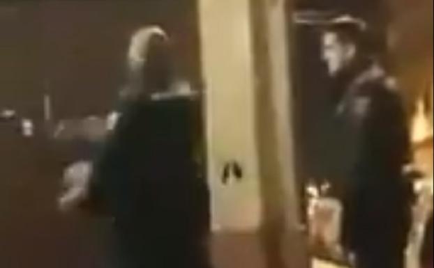 La policía identifica al agente que tiró a una mujer al suelo de una bofetada en Valencia