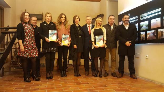Miembros de ACCO, premiados, el alcalde y el edil Salazar. / lp