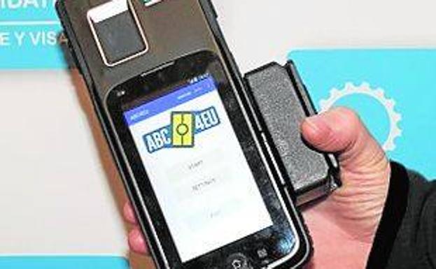 Un dispositivo para controlar los pasaportes de manera digital.