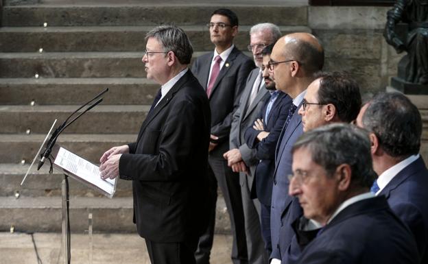 Puig junto a los rectores de las universidades públicas tras pactar una serie de medidas sobre la financiación del sistema. /EFE / M. Bruque