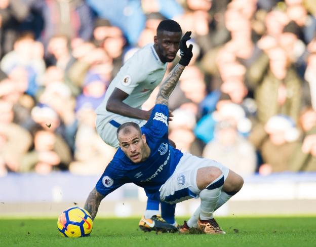 Sandro, casi en el suelo en presencia del defensa del Chelsea Rudiger. / efe