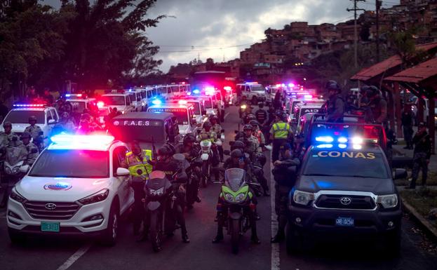 Distintos cuerpos de seguridad durante un despliegue antisecuestro impulsado por el Gobierno nacional en Caracas. /Miguel Gutiérrez (Efe)