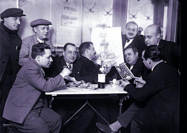 Reunión de una comisión fallera en 1930. / luis vidal