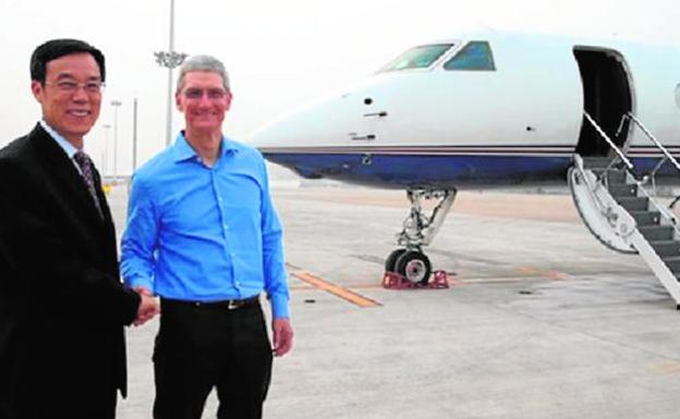 El consejero delegado de Apple, Tim Cook (derecha), se despide antes de subir a su avión./R. C.