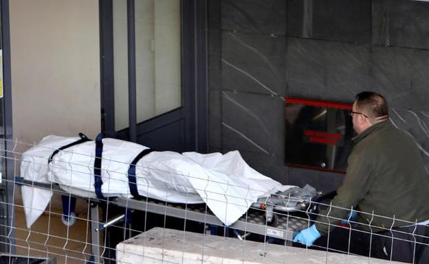 Traslado del cuerpo de Diana Quer al policlínico de Conxo, en Santiago. /EFE