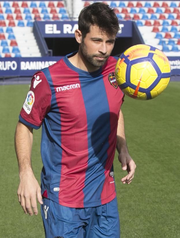 Coke posa por primera vez con la camiseta del Levante, ayer tras su presentación. / damián torres