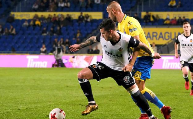 Santi Mina pelea un balón con Alejandro Gálvez./EFE