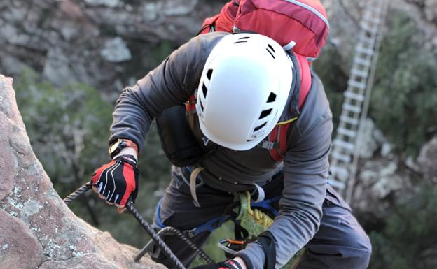 Ascenso a la vía ferrata de Andilla, considerada de nivel de difiucltad medio-alto./MONTANIA GUIDES