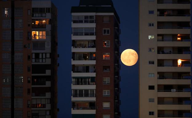Eclipse lunar parcial visto entre edificios de Málaga. /Jon Nazca (Reuters)