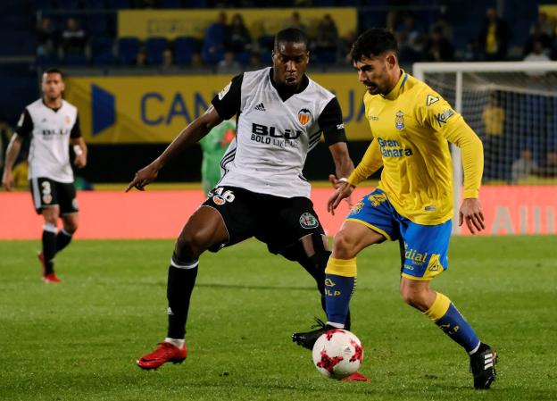 Kondogbia, que fue sustituido al descanso, presiona a Tana./ efe