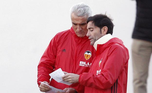 Marcelino, con su ayudante, en el entrenamiento del jueves./I. Marsilla
