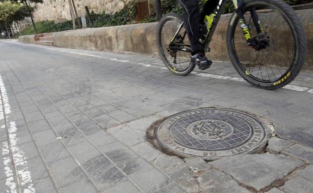 Un ciclista circula por el cauce del río./Irene Marsilla