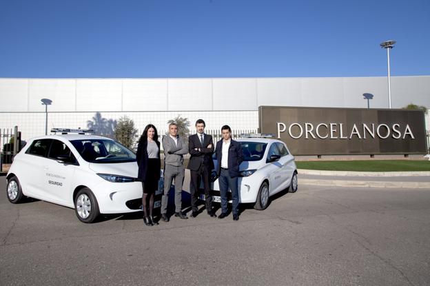 Directivos de Porcelanosa, Renault y MyRecarga, durante la entrega de los modelos./