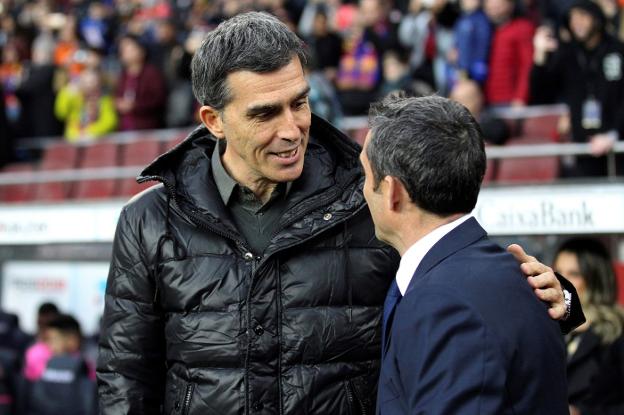 Muñiz saluda a Valverde antes del encuentro. / EFE/Marta Pérez
